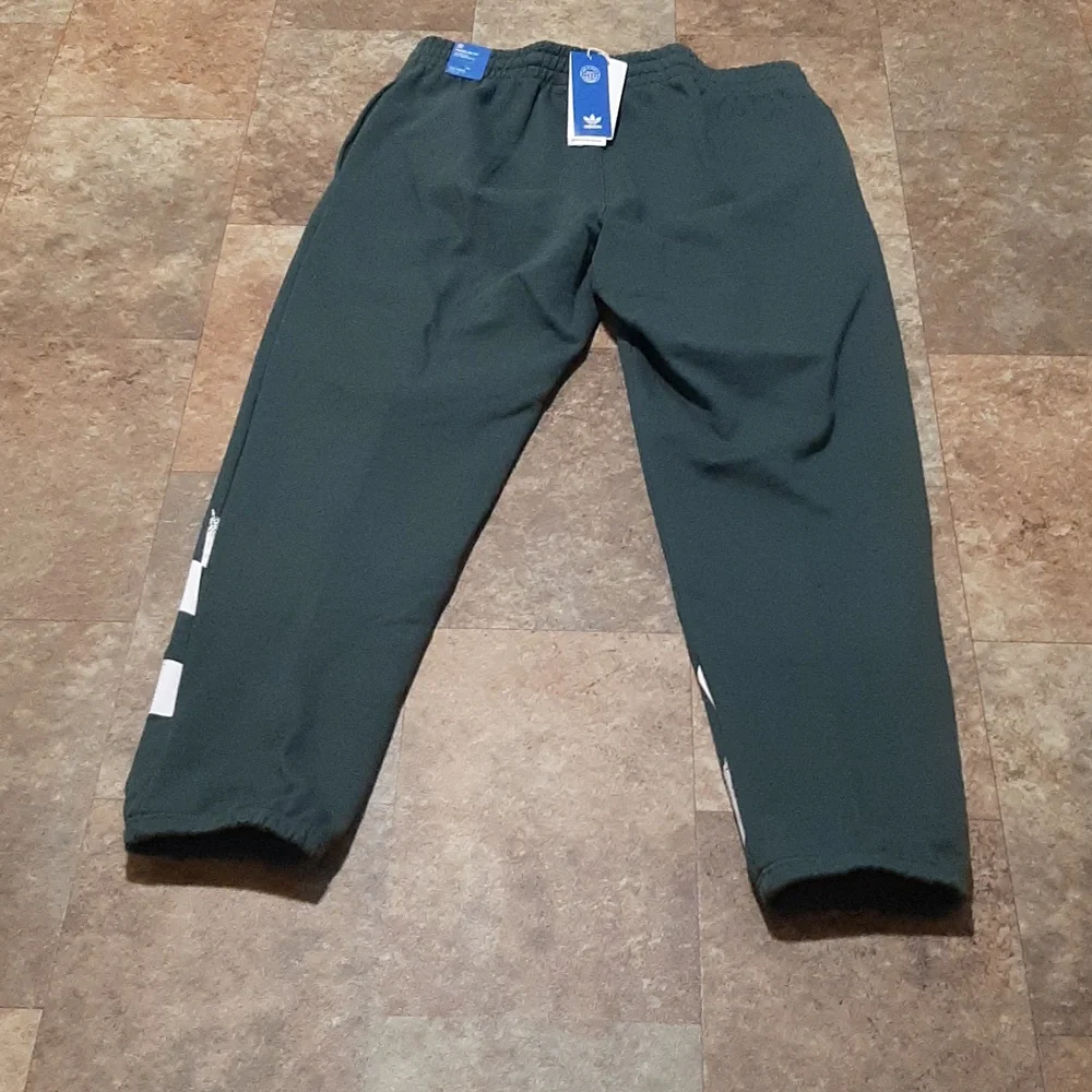 New. Men's Adidas Originals Rekive Graphic Joggers. Size Large. - Picture 6 of 9
